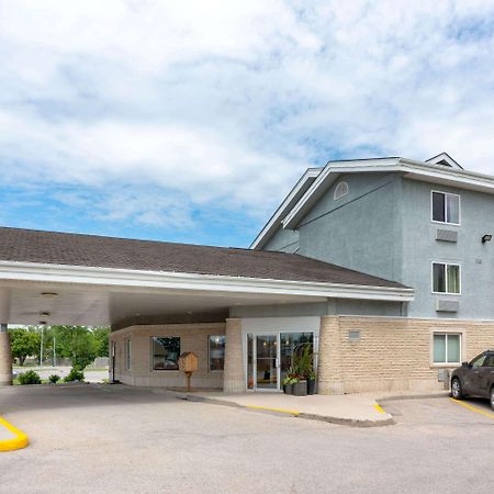 Super 8 By Wyndham Winnipeg West Exteriör bild