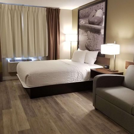 Super 8 By Wyndham Winnipeg West Exteriör bild