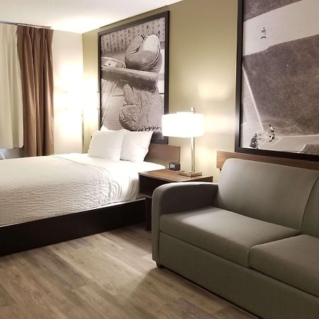 Super 8 By Wyndham Winnipeg West Exteriör bild