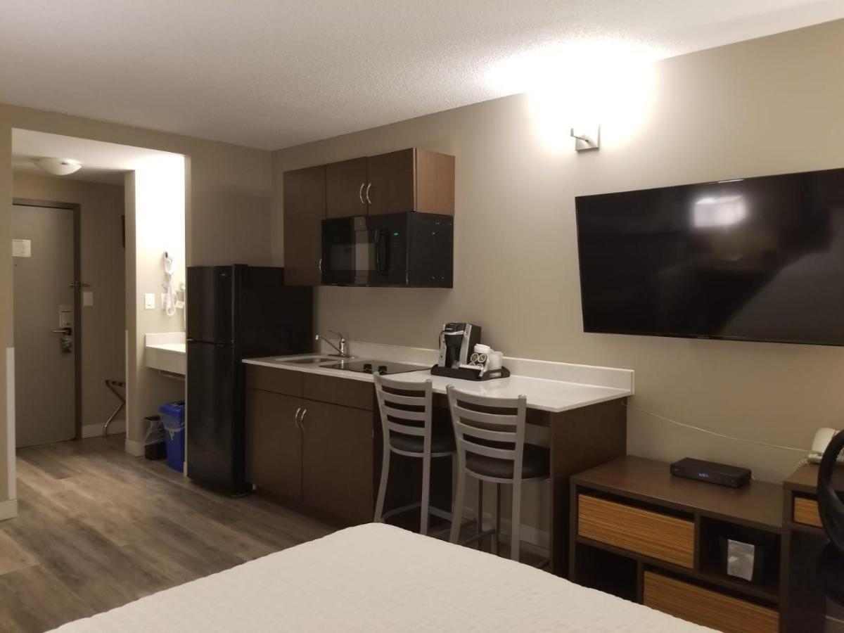 Super 8 By Wyndham Winnipeg West Exteriör bild