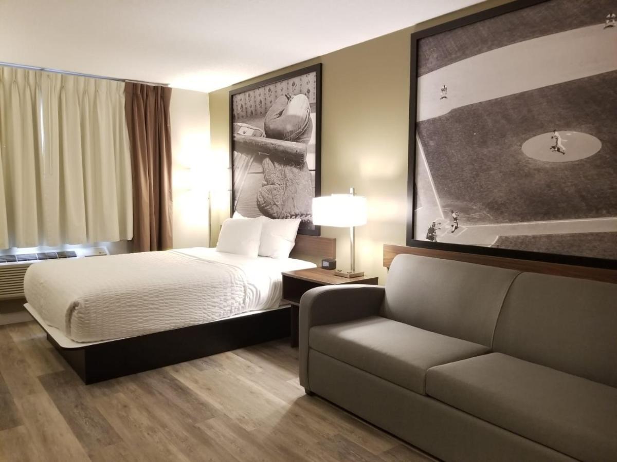 Super 8 By Wyndham Winnipeg West Exteriör bild