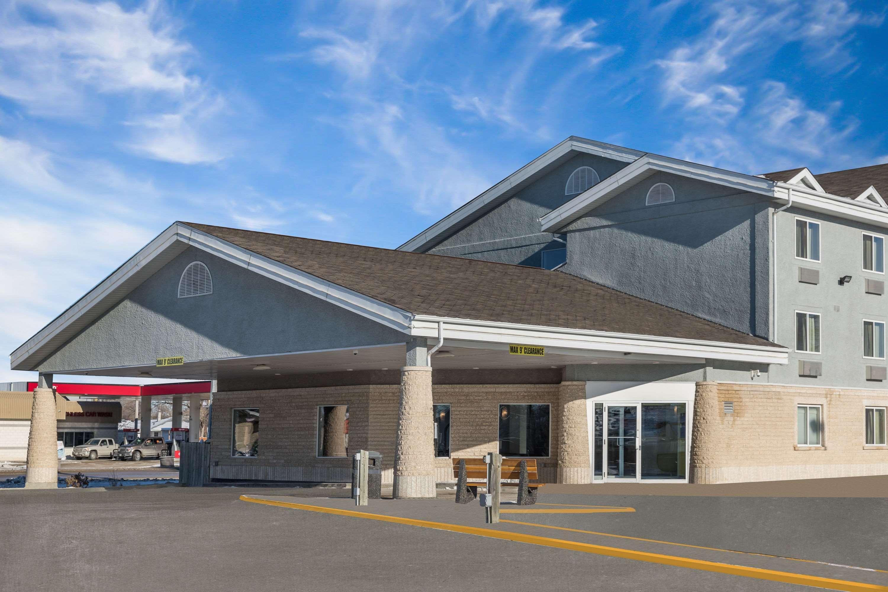 Super 8 By Wyndham Winnipeg West Exteriör bild