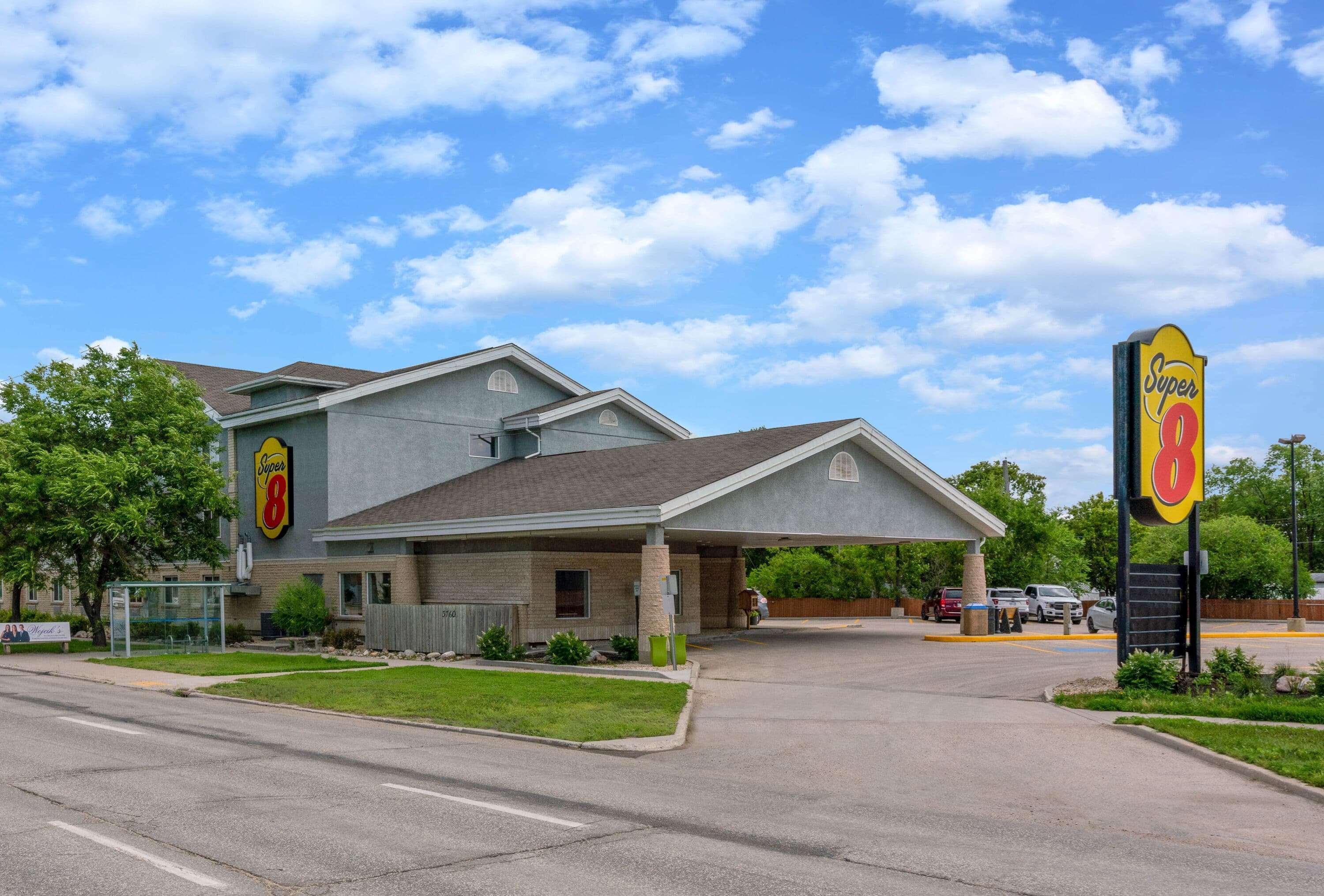 Super 8 By Wyndham Winnipeg West Exteriör bild