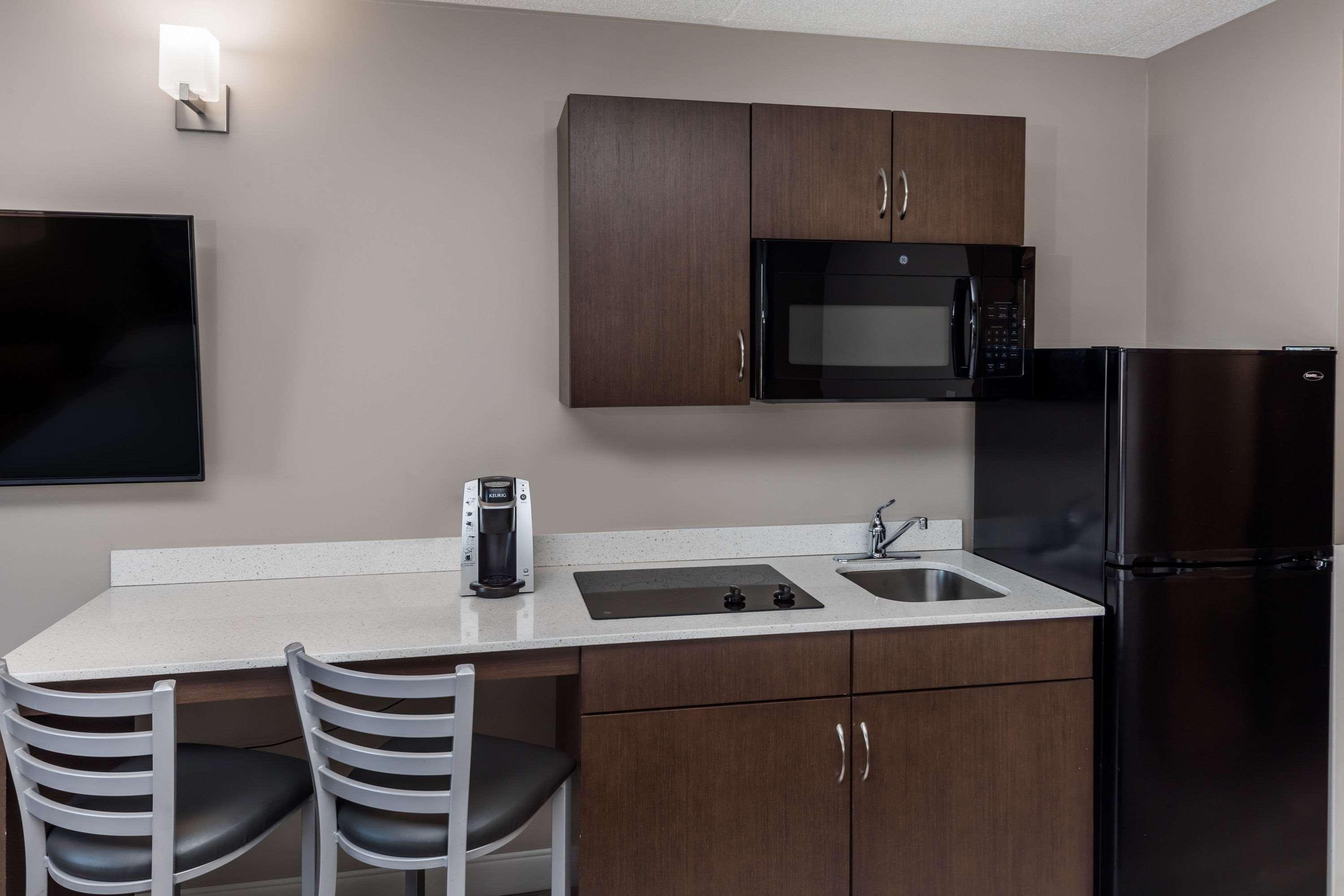 Super 8 By Wyndham Winnipeg West Exteriör bild