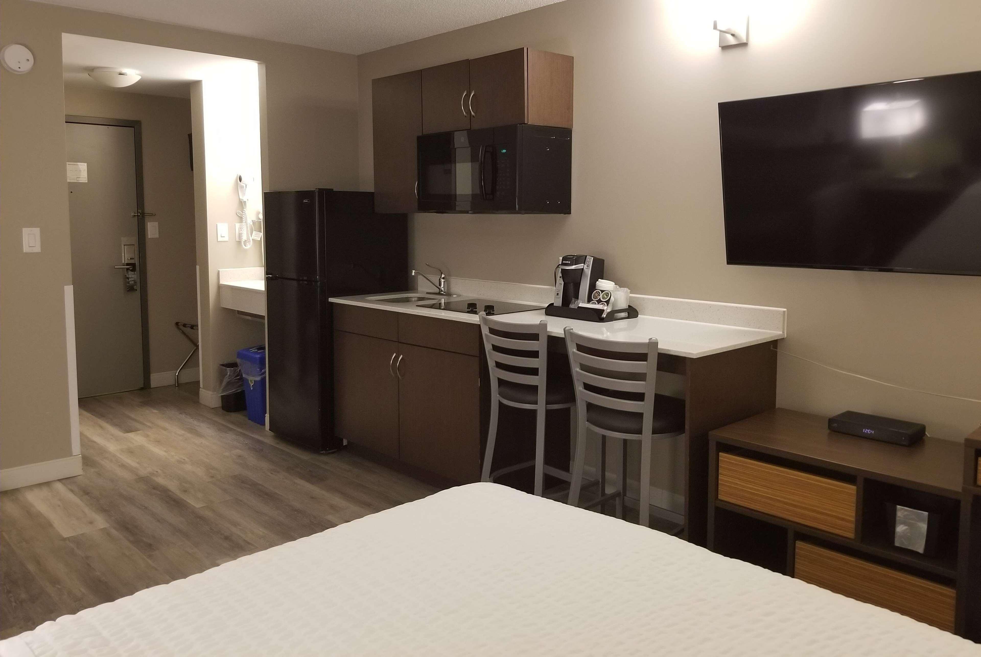 Super 8 By Wyndham Winnipeg West Exteriör bild