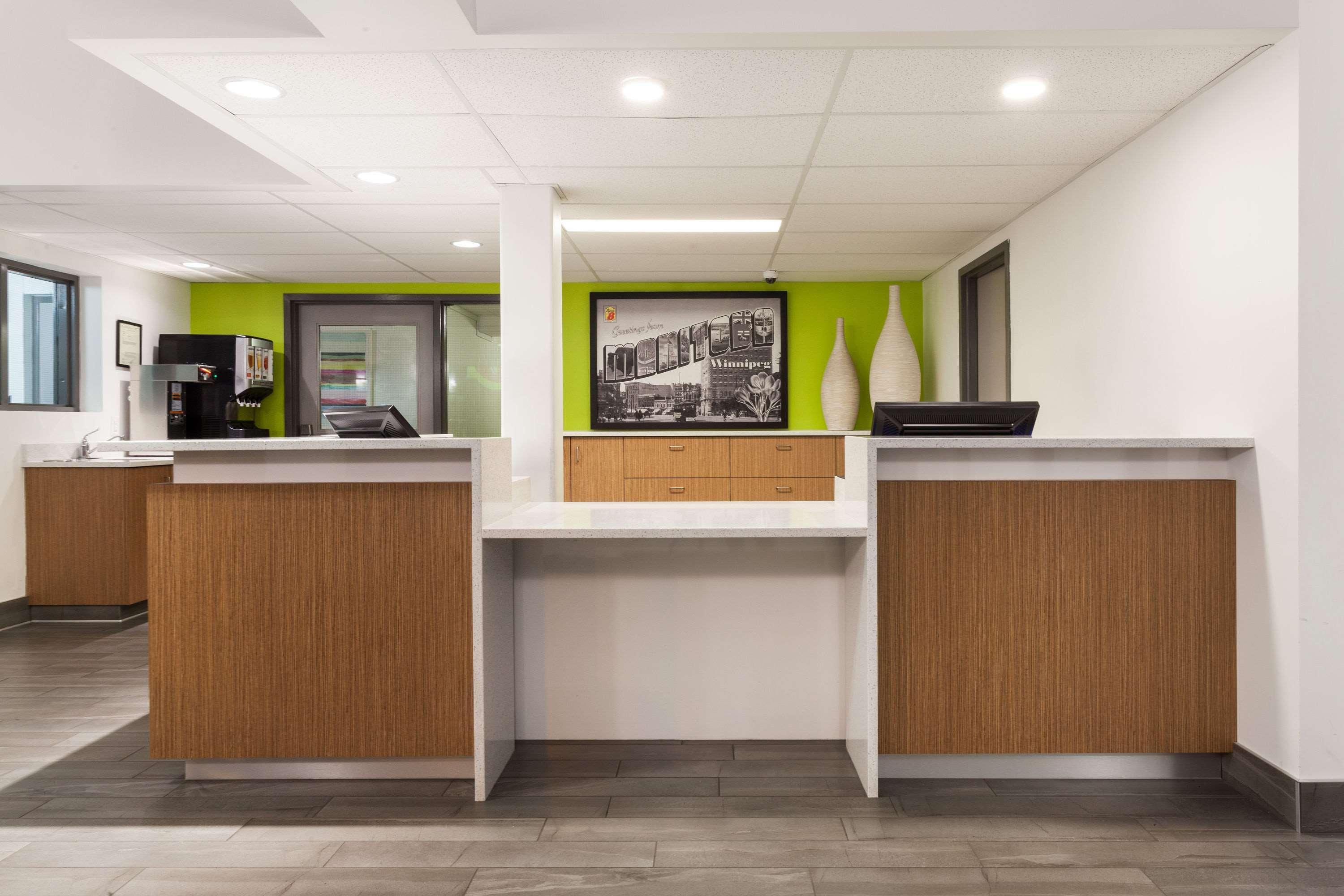 Super 8 By Wyndham Winnipeg West Exteriör bild