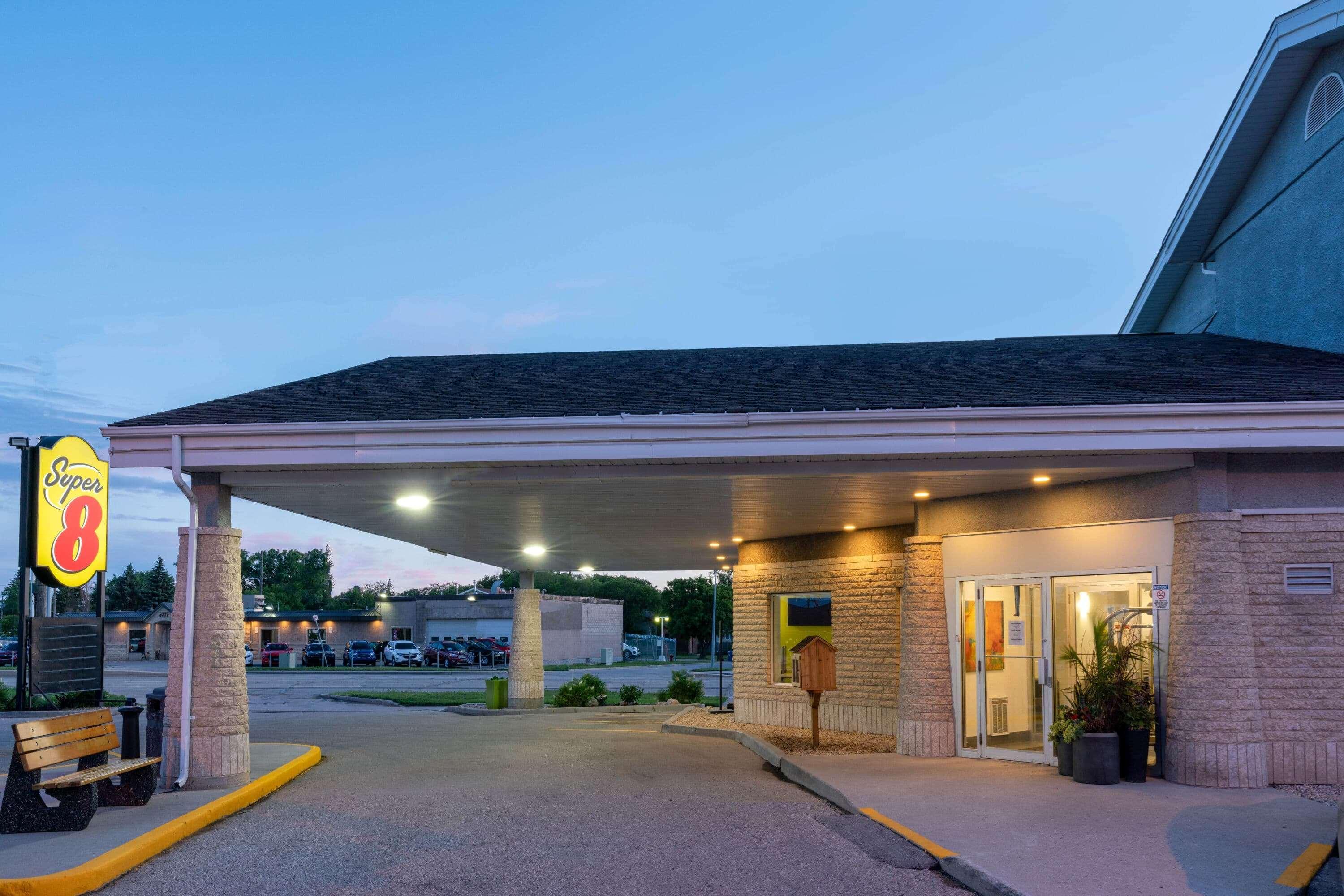 Super 8 By Wyndham Winnipeg West Exteriör bild