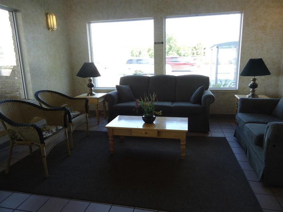 Super 8 By Wyndham Winnipeg West Exteriör bild