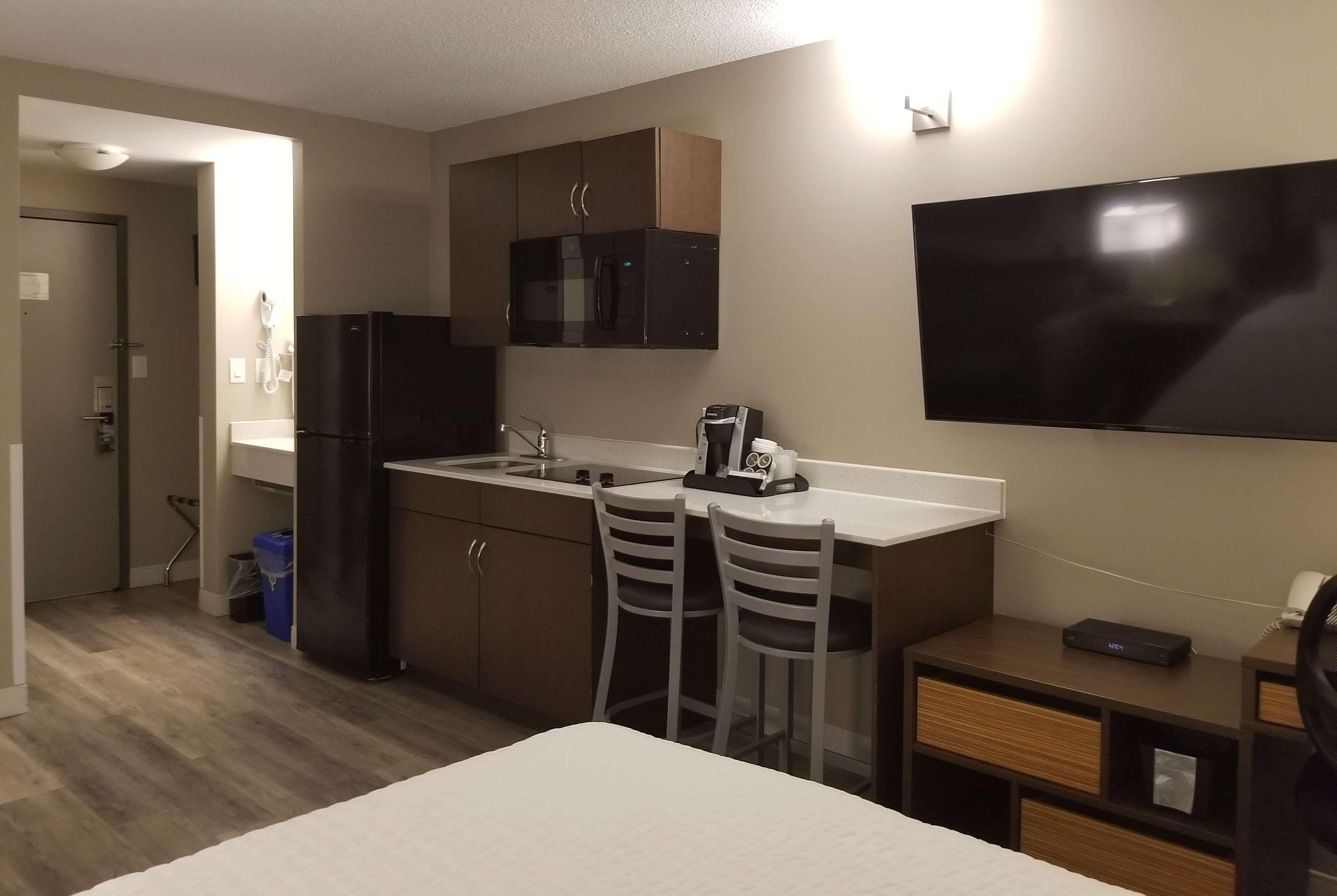 Super 8 By Wyndham Winnipeg West Exteriör bild