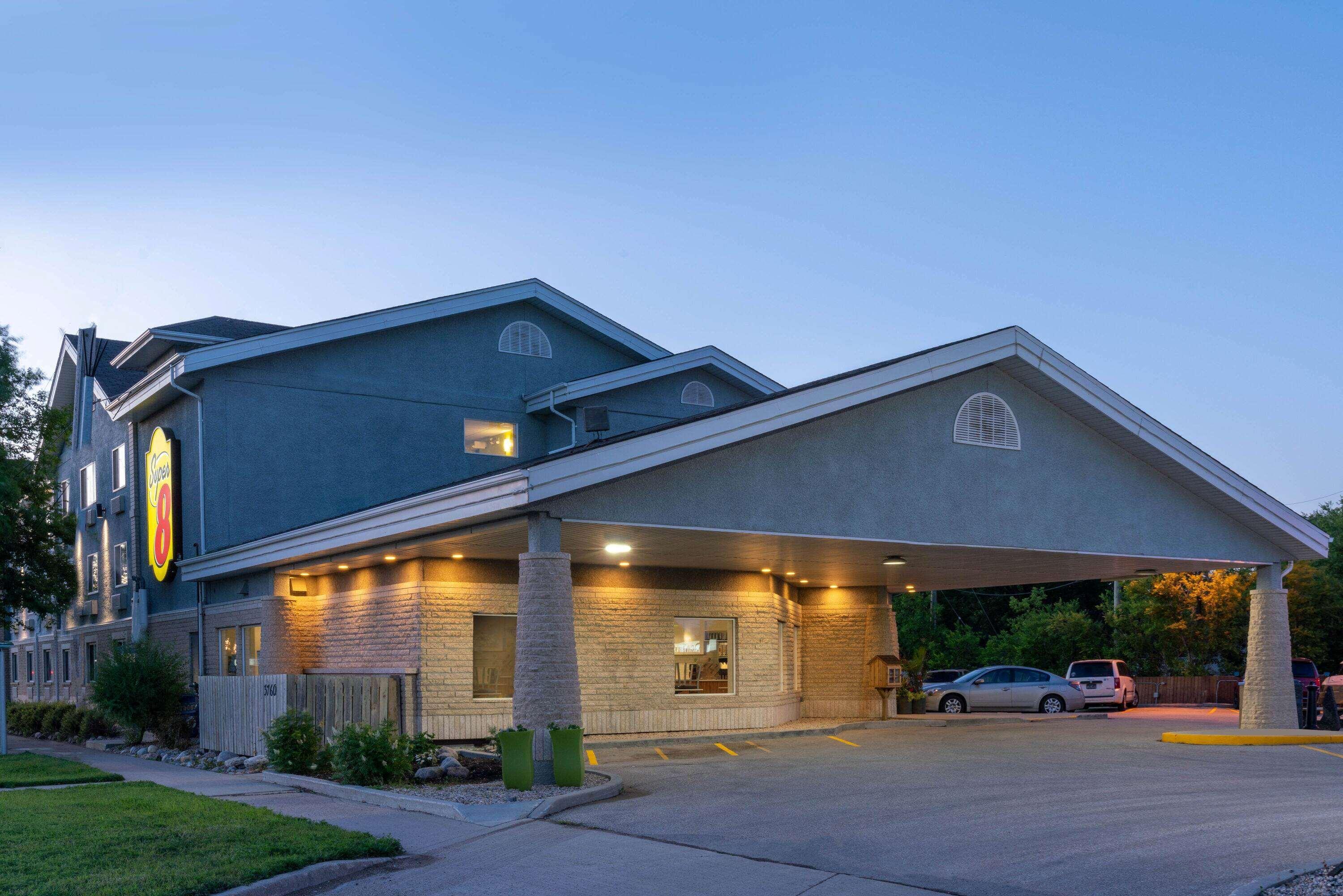Super 8 By Wyndham Winnipeg West Exteriör bild