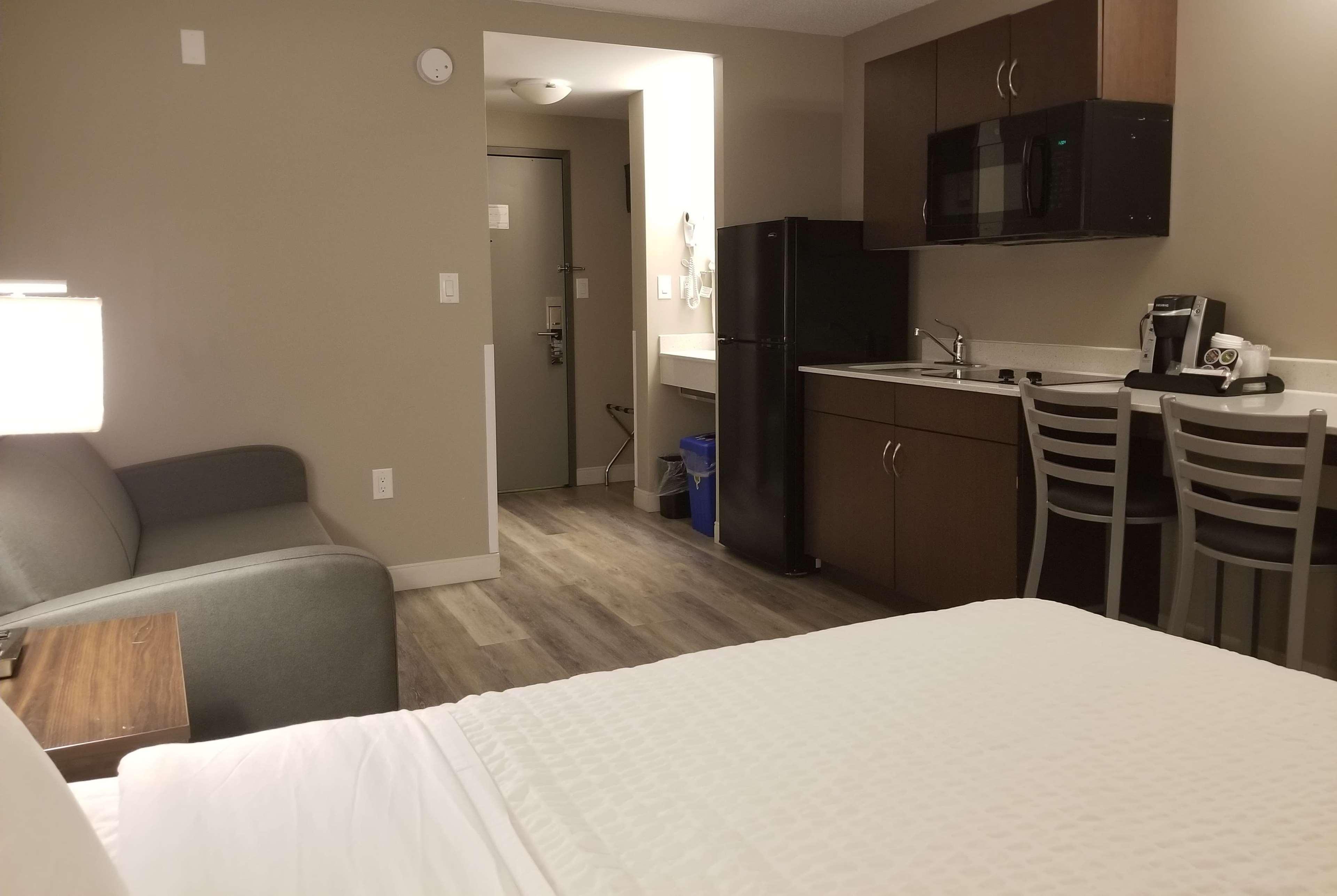 Super 8 By Wyndham Winnipeg West Exteriör bild