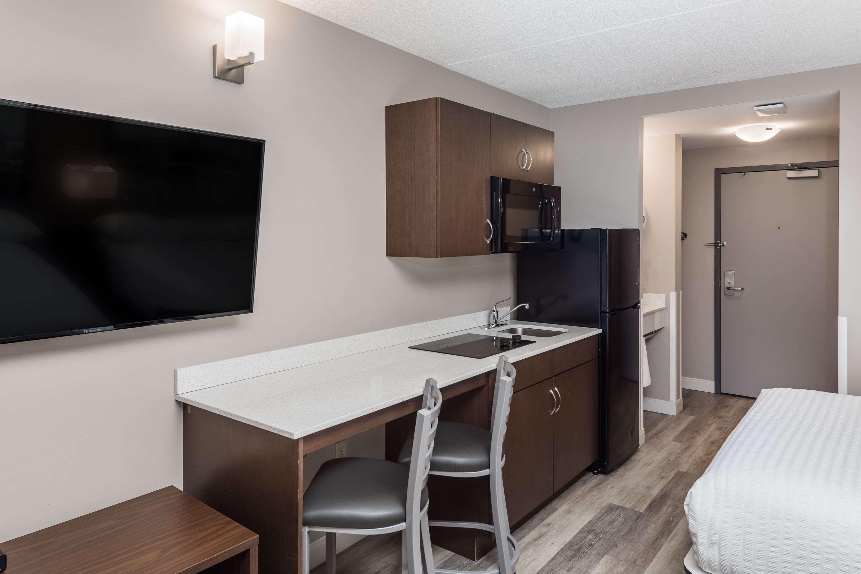 Super 8 By Wyndham Winnipeg West Exteriör bild