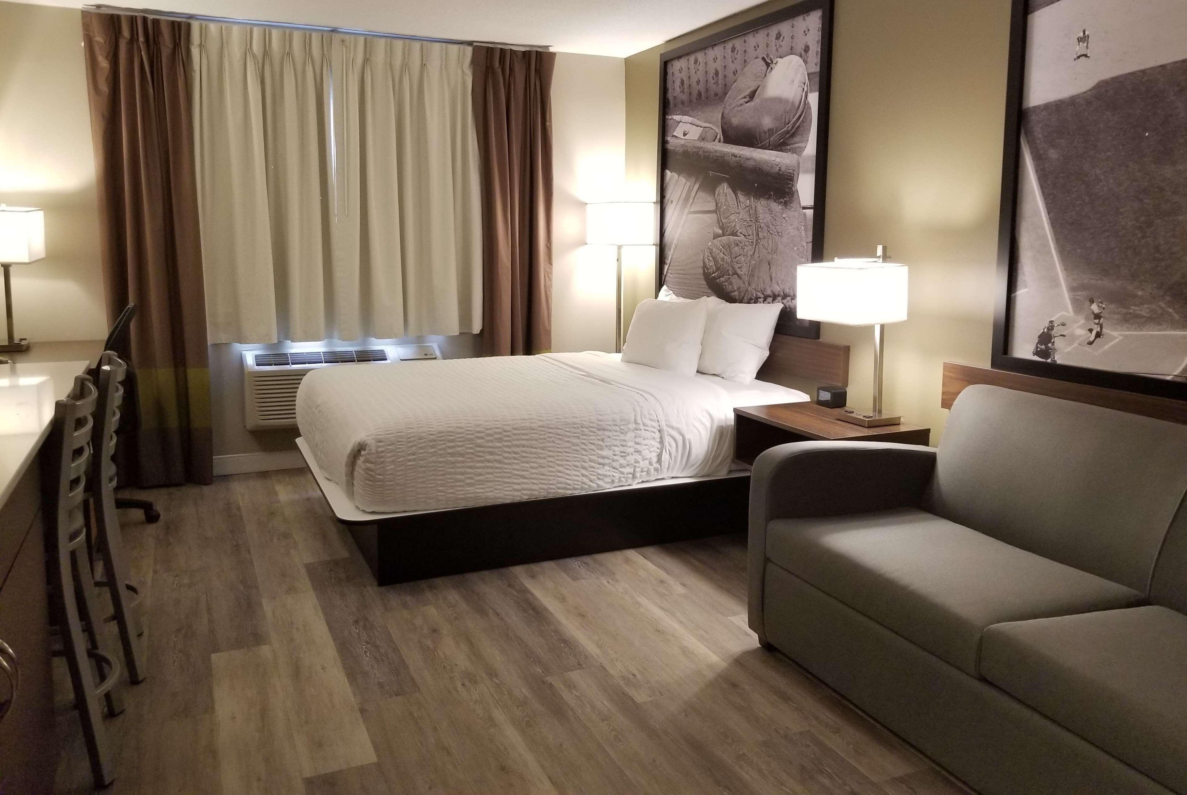Super 8 By Wyndham Winnipeg West Exteriör bild