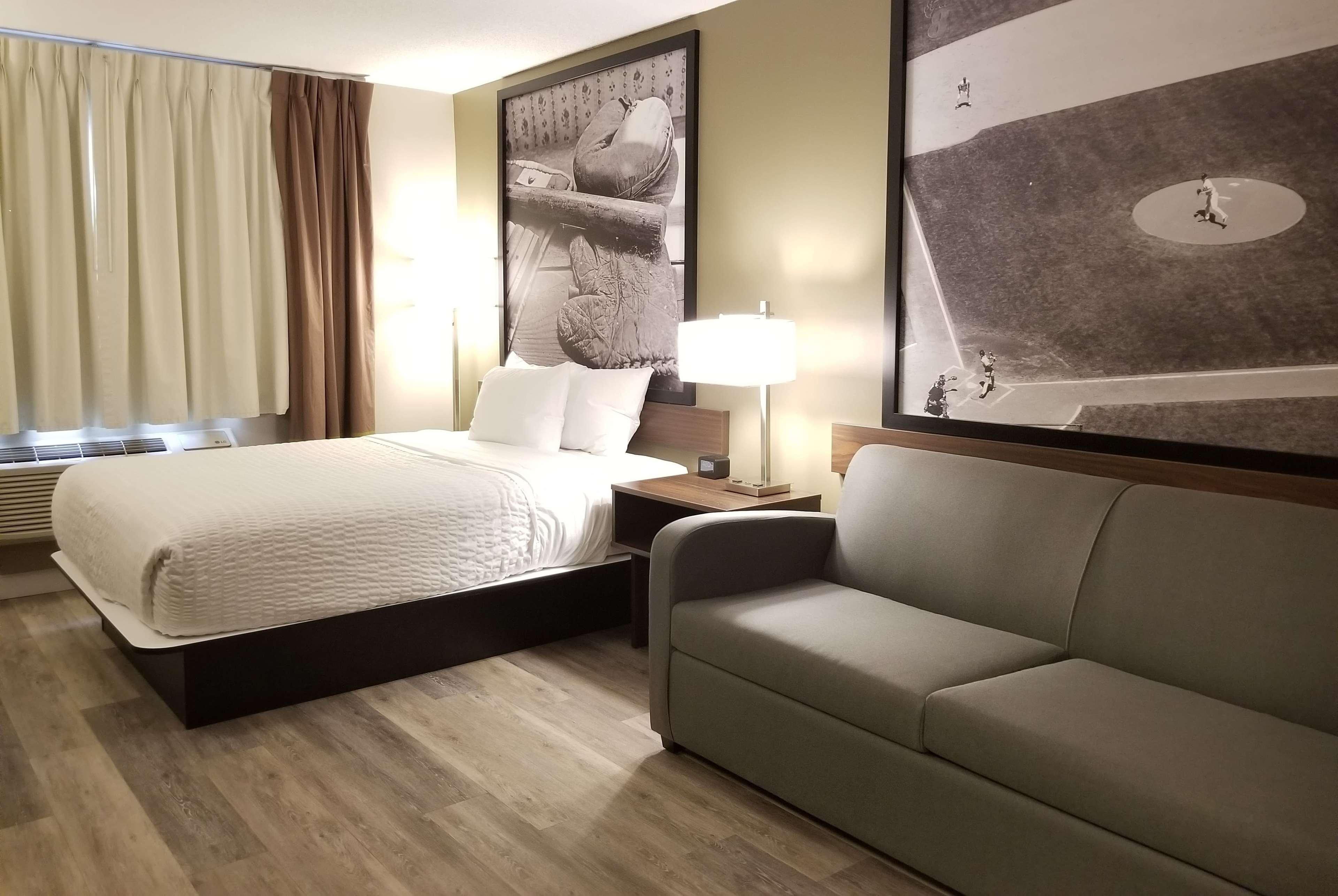 Super 8 By Wyndham Winnipeg West Exteriör bild