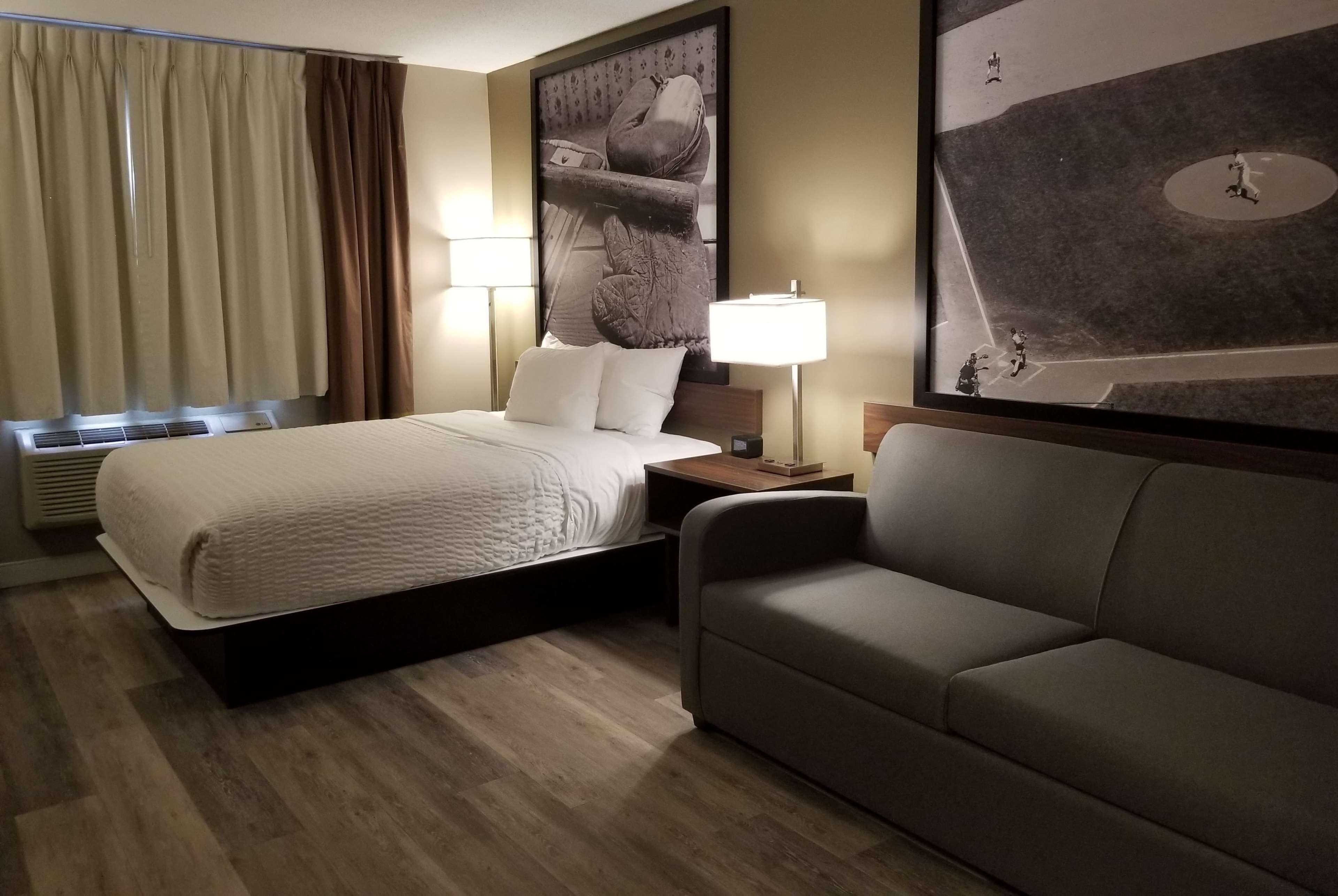 Super 8 By Wyndham Winnipeg West Exteriör bild