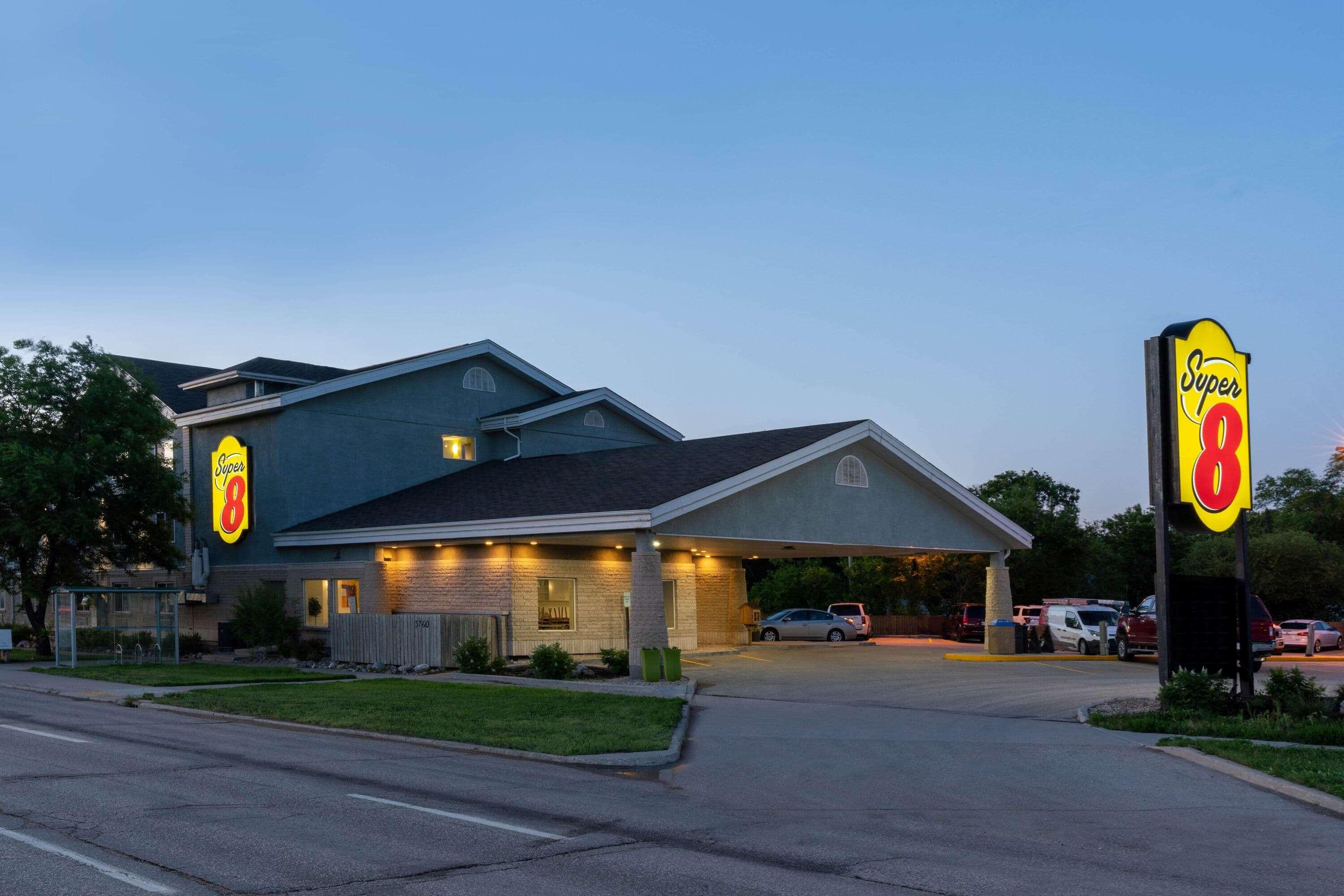 Super 8 By Wyndham Winnipeg West Exteriör bild
