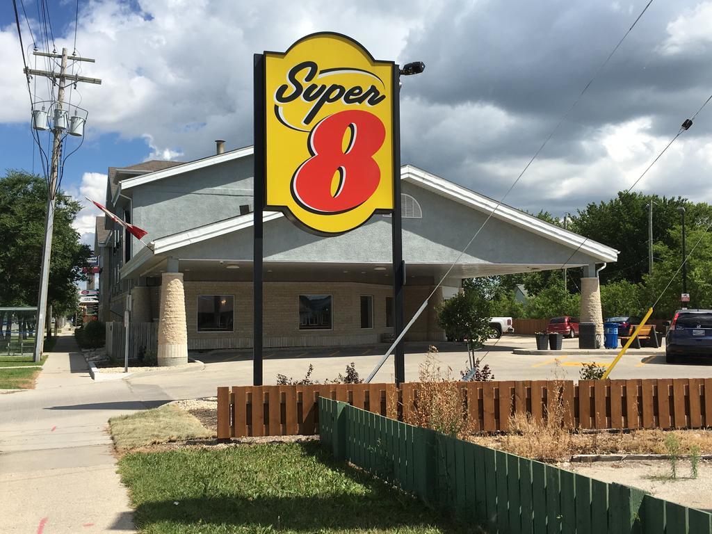 Super 8 By Wyndham Winnipeg West Exteriör bild