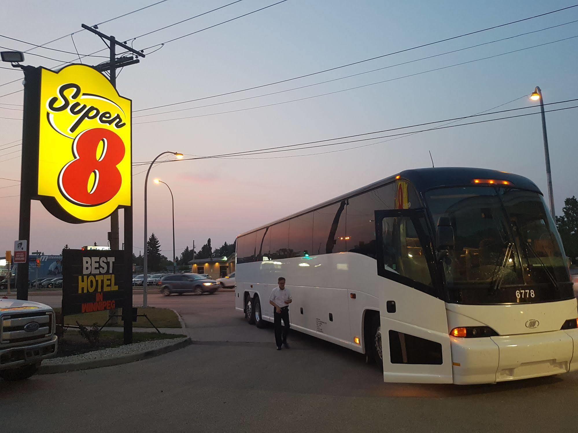 Super 8 By Wyndham Winnipeg West Exteriör bild