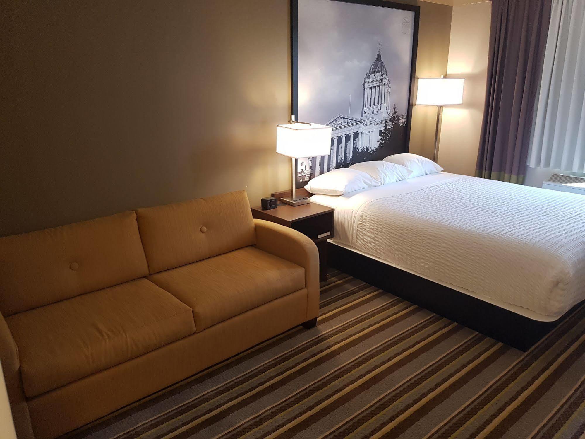 Super 8 By Wyndham Winnipeg West Exteriör bild
