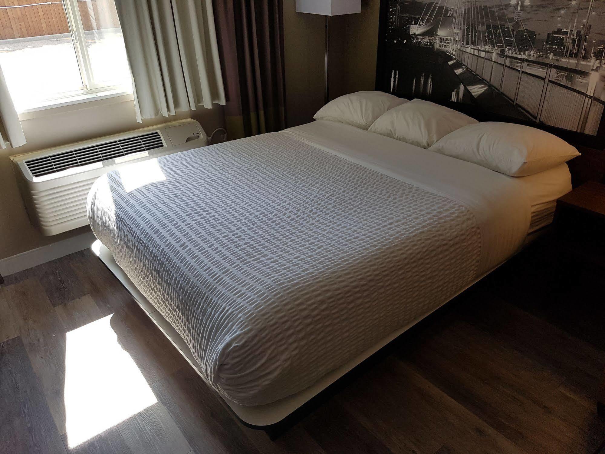 Super 8 By Wyndham Winnipeg West Exteriör bild