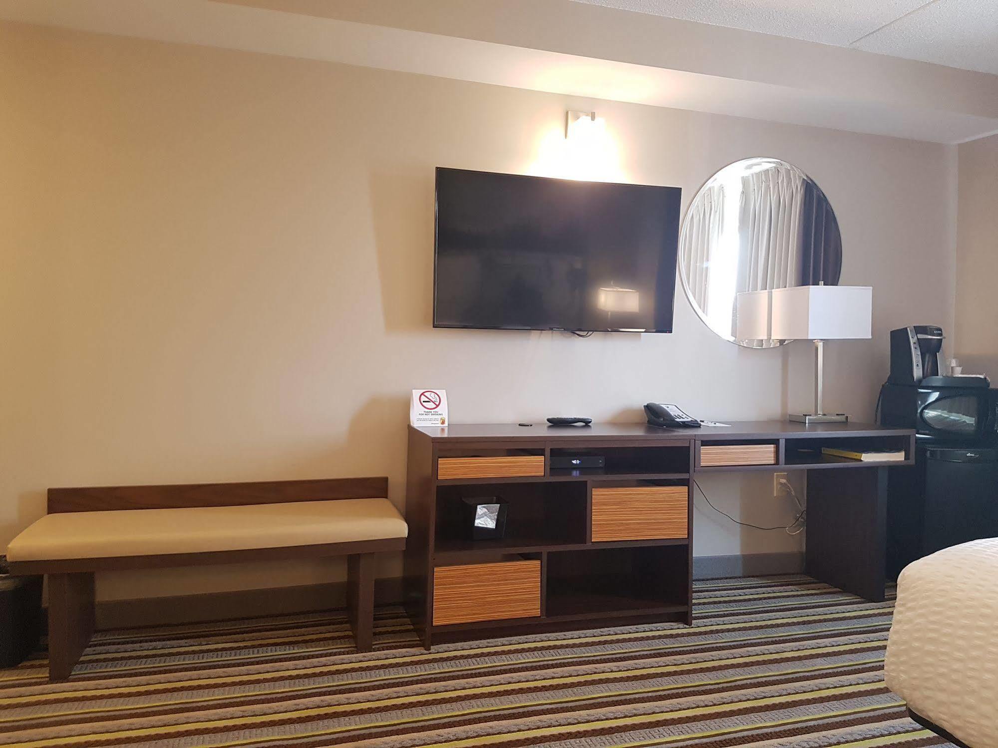 Super 8 By Wyndham Winnipeg West Exteriör bild